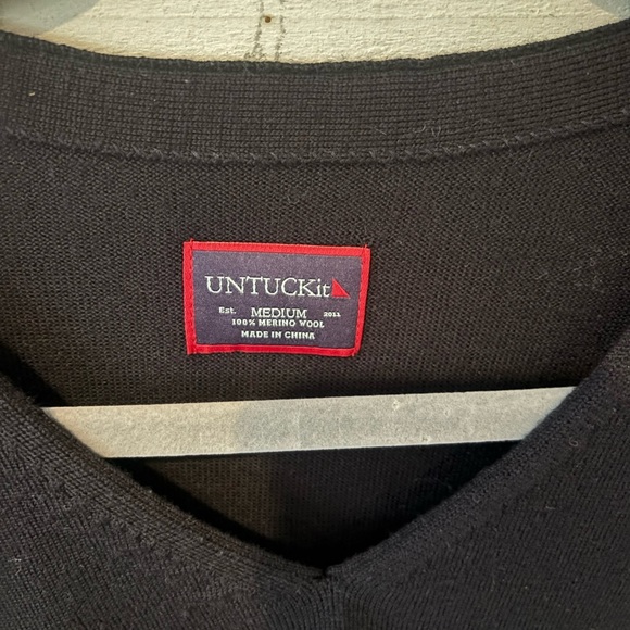 UNTUCKit  Sweater Men's Medium 100%
Merino Wool Navy V Neck Long Sleeve
Pullover - Picture 5 of 14